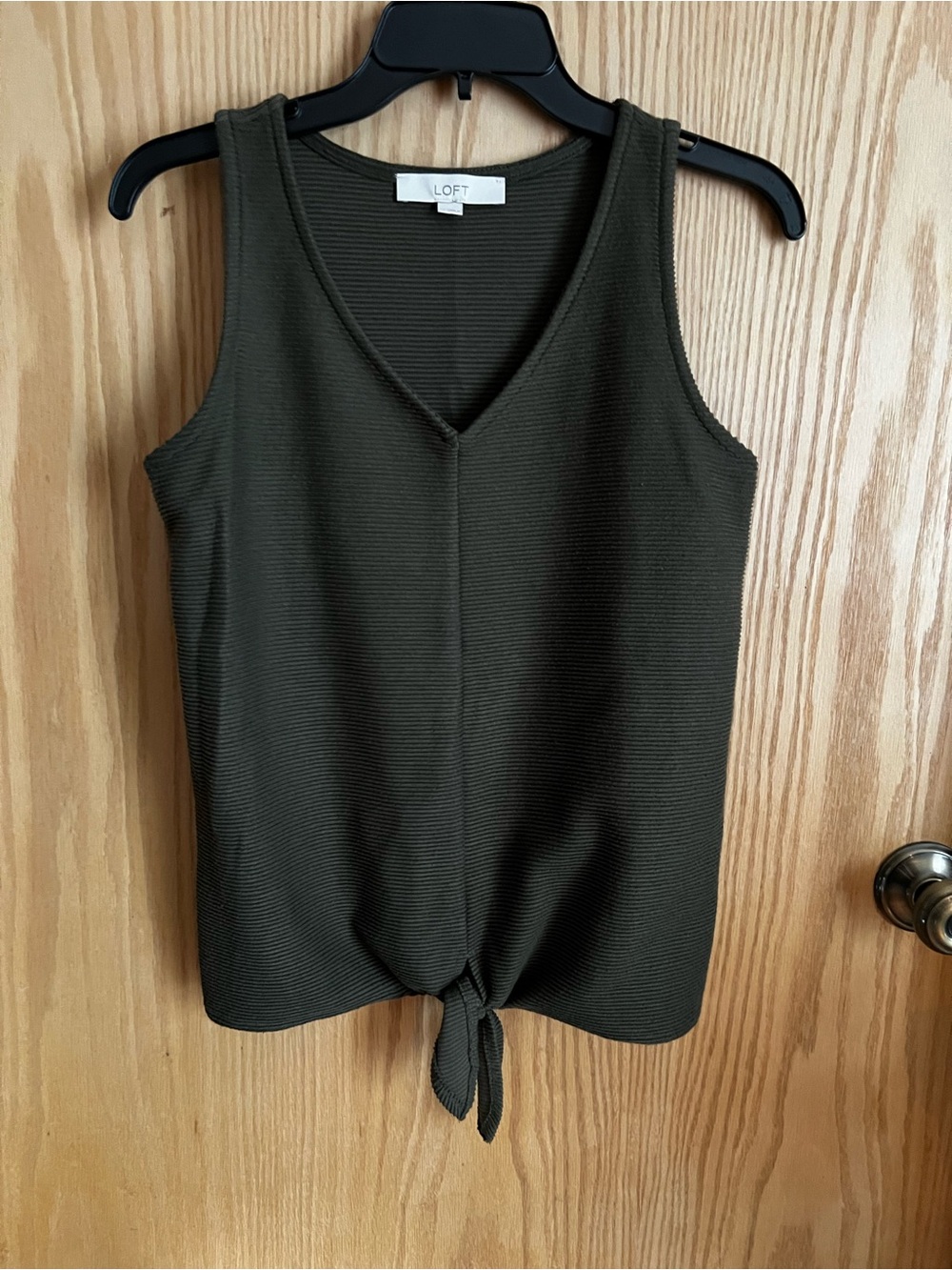 LOFT Women’s Olive Green Ribbed V-Neck Tie Front Tank Top
• Size XS